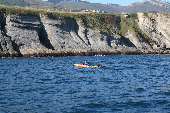 Pescando desde Kayak en la costa de Cérdigo Pescando desde Kayak en la costa de Cérdigo