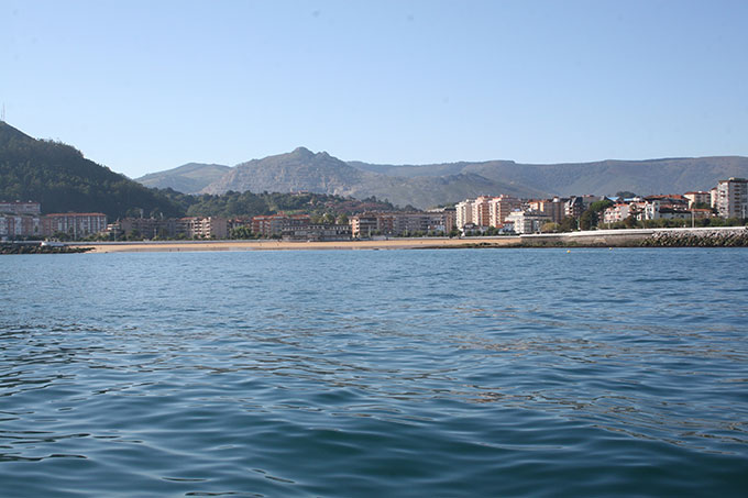 Playa de Brazomar y contradique de Castro Urdiales Playa de Brazomar y contradique de Castro Urdiales