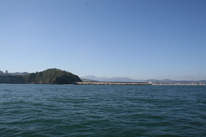 Arranque del dique de abrigo de Laredo desde el E Arranque del dique de abrigo de Laredo desde el E