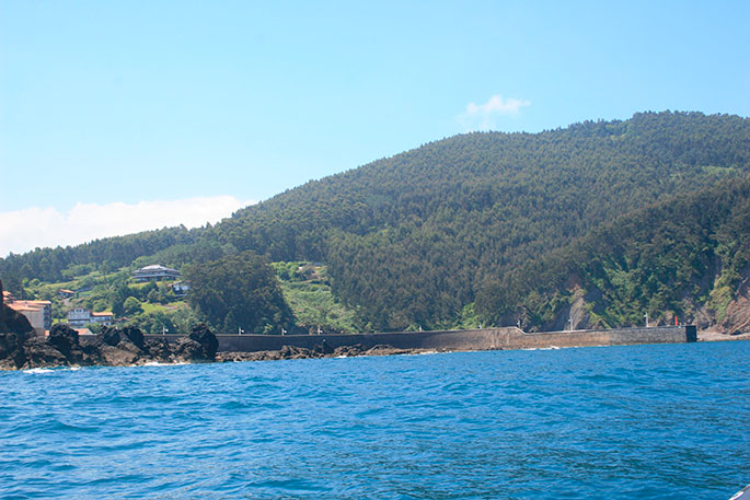 Apronado la entrada al puerto de Armintza