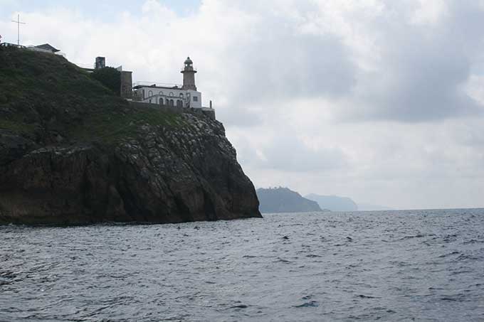La costa hacia el W. Santa catalina en primer plano, al fondo Cabo Ogoño y Matxitxako La costa hacia el W. Santa catalina en primer plano, al fondo Cabo Ogoño y Matxitxako