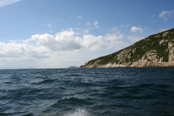 Costa occidental desde el N. Al fondo se aprecia la silueta de las Islas Cíes Costa occidental desde el N. Al fondo se aprecia la silueta de las Islas Cíes