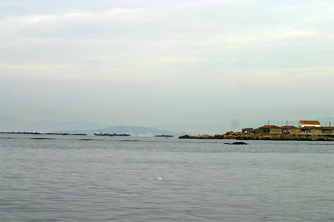 La Costa hacia el Grove desde la latitud de Porto Meloxo La Costa hacia el Grove desde la latitud de Porto Meloxo