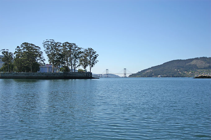 Canal entre el islote Lobeira y San Antonio para embarcaciones menores. Canal entre el islote Lobeira y San Antonio para embarcaciones menores.