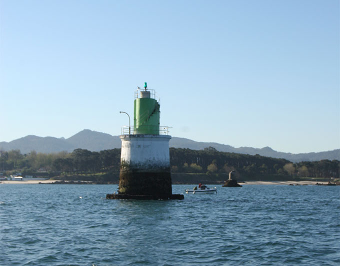 Baliza del Tofiño enfilada con la antigua baliza de la Brasileira. Al fondo Cabo de Mar Baliza del Tofiño enfilada con la antigua baliza de la Brasileira. Al fondo Cabo de Mar
