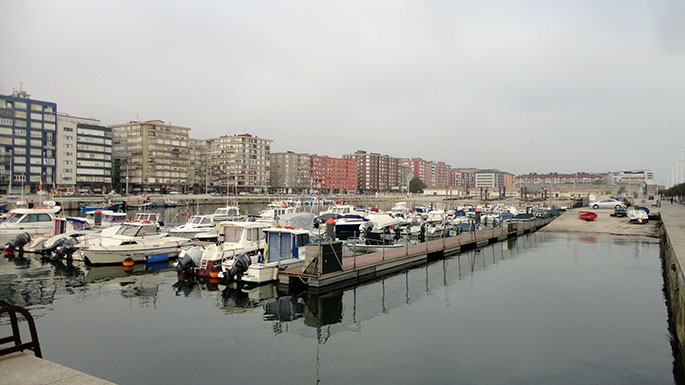 Puerto pesquero al fondo varaderos Puerto pesquero al fondo varaderos