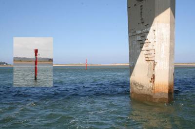 BALIZA P-12.- En el agua.- CANAL DE PEDREÑA BALIZA P-12.- En el agua.- CANAL DE PEDREÑA