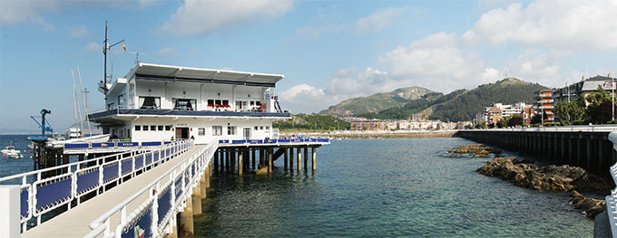 Club Náutico. Al fondo la playa de Brazomar Club Náutico. Al fondo la playa de Brazomar