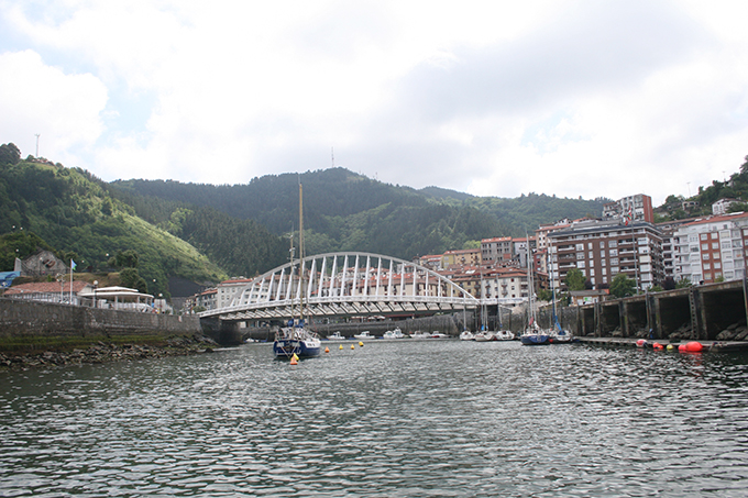 Puerto de Ondarroa. Canal del Artibai. fondeo y pantalanes adosados al dique de encauzamiento Puerto de Ondarroa. Canal del Artibai. fondeo y pantalanes adosados al dique de encauzamiento