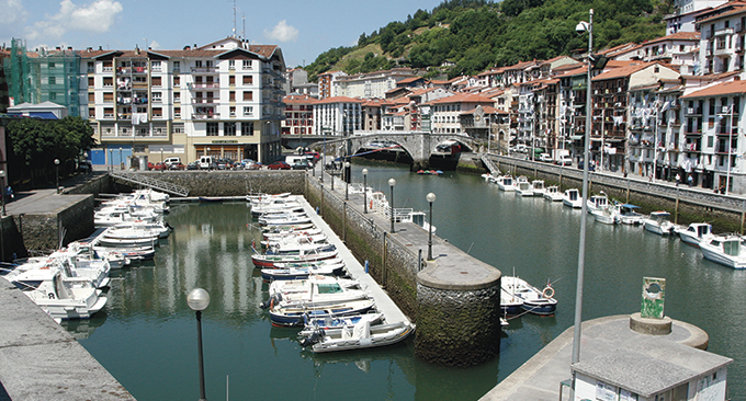 Puerto de Ondarroa. Canal del Artibai. Puerto deportivoy pantalanes adosados al dique de encauzamiento Puerto de Ondarroa. Canal del Artibai. Puerto deportivoy pantalanes adosados al dique de encauzamiento