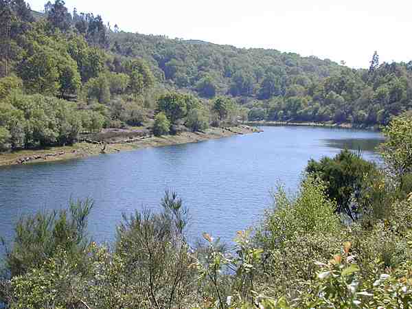 Coto del embalse de AS EIRAS. Río Oitaven Coto del embalse de AS EIRAS. Río Oitaven