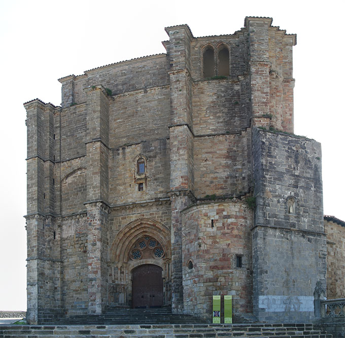 Fachada de la iglesia de Santa María Fachada de la iglesia de Santa María