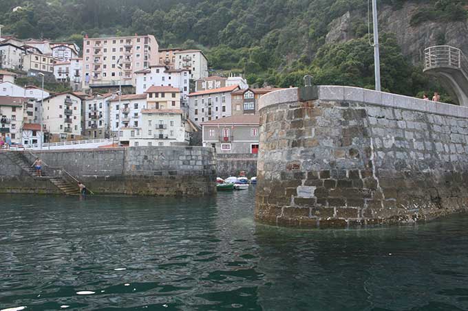 Acceso a la dársena con pantalanes para pesca artesanal y pequeñas embarcaciones Acceso a la dársena con pantalanes para pesca artesanal y pequeñas embarcaciones