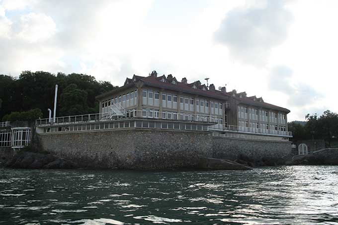 Y el hotel de la isla Y el hotel de la isla