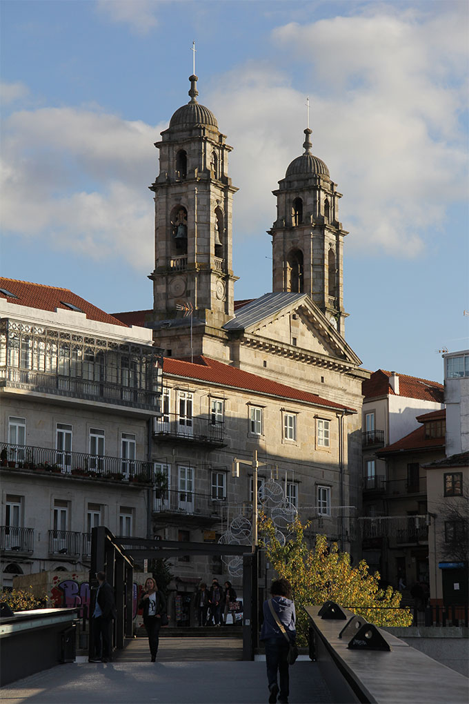 Vigo. La Colegiata desde a Praza da Pedra Vigo. La Colegiata desde a Praza da Pedra
