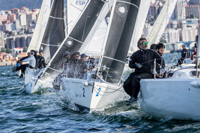 1_Los J80 en la ría de Vigo virando