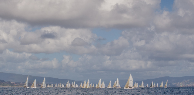3_Espectacular horizonte con los 77 barcos del Mundial de J80 - Foto Lalo R Villar