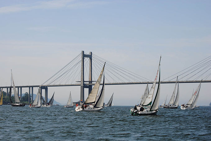 Espectacular-salida-bajo-el-puente-de-Rande-(medios)