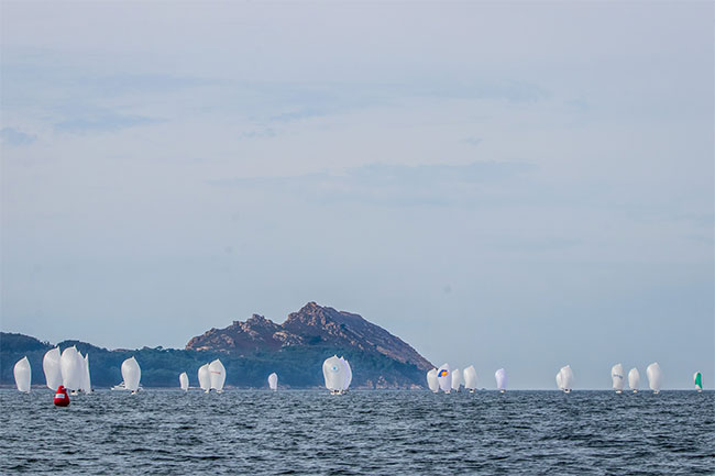 Las-islas-Cíes-fueron-espectadoras-de-la-batalla-por-el-nacional-de-J80---Foto-©-Rosana-Calvo