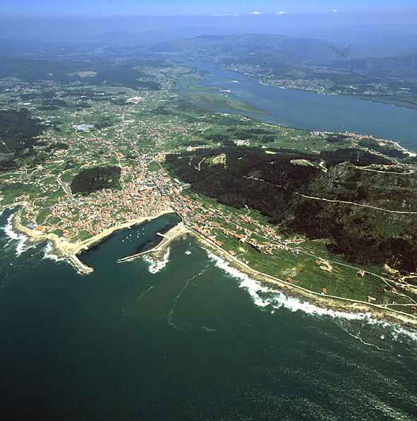 Puerto y costa de A Guarda. Al Fondo el estuario del rio Miño Puerto y costa de A Guarda. Al Fondo el estuario del rio Miño