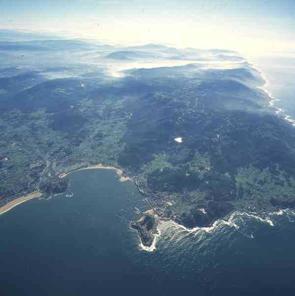 Vista aerea de Monterreal en Baiona y de la costa hacia A Guarda y la desembocadura del Miño Vista aerea de Monterreal en Baiona y de la costa hacia A Guarda y la desembocadura del Miño