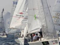 Buen comienzo de los equipos españoles en el Mundial de Platú 25 en una jornada que transcurrió con poco viento en Punta Ala