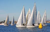 El Virazón, primer líder del Trofeo Vitaldent J80 tras una jornada marcada por la falta de viento