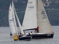 Aceites Abril” y “Balea Dous” se llevan la primera prueba del Trofeo Repsol, marcada por la ausencia de viento en la ría