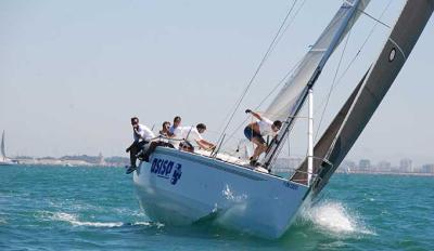 El Asisa de José Luis Mendoza se adjudica el triunfo en la 38 Regata Colombina El Asisa de José Luis Mendoza se adjudica el triunfo en la 38 Regata Colombina