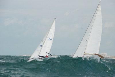 El barco ‘Dos Disparates’ de Luis del Castillo se adjudica el Trofeo Marlin Café sobre una bahía de Cádiz espectacular El barco ‘Dos Disparates’ de Luis del Castillo se adjudica el Trofeo Marlin Café sobre una bahía de Cádiz espectacular