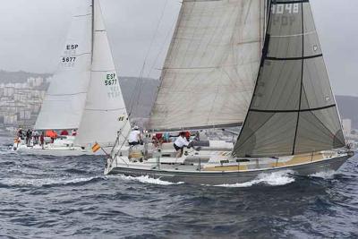 Los barcos Hauraki, Máquina Total e Ikko lideran el VII Trofeo Armada Española Los barcos Hauraki, Máquina Total e Ikko lideran el VII Trofeo Armada Española