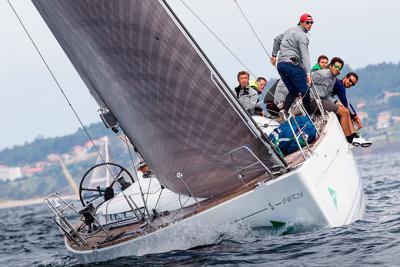 Oral Group” sorprende a “Pairo 8” y “Sirius V” y lidera la clase regata de la Guardiamarina Oral Group” sorprende a “Pairo 8” y “Sirius V” y lidera la clase regata de la Guardiamarina