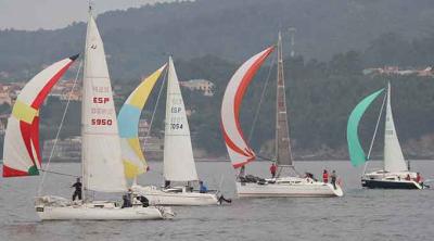 Poco viento en la 1ª jornada del XI Trofeo Vila de Bouzas-Navionics con victorias de Ay carmela en A2 y Smaku en solitarios Poco viento en la 1ª jornada del XI Trofeo Vila de Bouzas-Navionics con victorias de Ay carmela en A2 y Smaku en solitarios