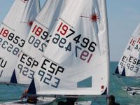 aime Ramos (CM Puerto Sherry), Eduardo Bueno (CAND Chipiona) y Pablo Guitian (CN Elcano) levantan las copas autonómicas de Láser 4.7, Láser Radial y Láser Standard, respectivamente, en aguas de Chipiona.