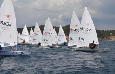 Carlos Echávarri y Jaume Mumbrú lideran en Standard y Radial tras la 1ª Jornada Euro Laser Masters Cup Carlos Echávarri y Jaume Mumbrú lideran en Standard y Radial tras la 1ª Jornada Euro Laser Masters Cup
