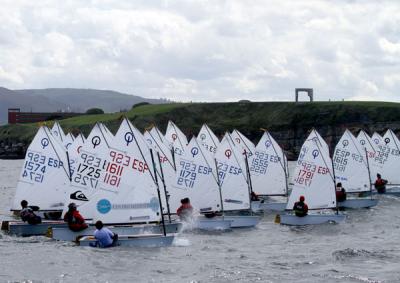 Carlos Robles lidera la Copa de España de Optimist. Carlos Robles lidera la Copa de España de Optimist.
