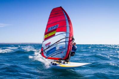 Comienzo irregular en aguas de Santander para los windsurfistas Movistar Comienzo irregular en aguas de Santander para los windsurfistas Movistar