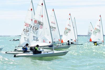 Copa de Andalucía de ILCA. Los favoritos se posicionan tras una jornada ventosa en aguas de Puerto Real. Copa de Andalucía de ILCA. Los favoritos se posicionan tras una jornada ventosa en aguas de Puerto Real.