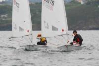 Cristian Argueso (RCN Roquetas de Mar), Alfredo Gómez (CAND Chipiona) y José Moreno (CN Sevilla) levantan las copas autonómicas de Láser en aguas de Roquetas de Mar.
