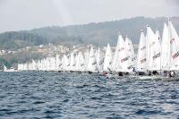 Dos vigueses, en el podio provisional de la Copa de España de ILCA 6, marcada por el escaso viento en la ría de Vigo