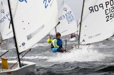 El britanico Arthur Fry aguanta lider del Meeting Internacional de Optimist El britanico Arthur Fry aguanta lider del Meeting Internacional de Optimist