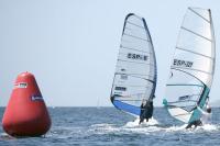 El Campenato Gallego de Láser y Windsurf completa la segunda jornada con 15 nudos de media del norte