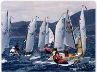 El fuerte viento del Nordeste marco las diferencias en la primera jornada de las Copa de España de Optimist
