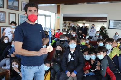El medallista olimpico en Nico Rodriguez con los mas jovenes en el clinic de Canido El medallista olimpico en Nico Rodriguez con los mas jovenes en el clinic de Canido