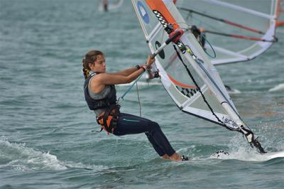 El sevillano Ribó, los gaditanos Arauz, Herrero y Guardiola y el malagueño Gómez, levantan las copas autonómicas de Windsurf en Benalmádena. El sevillano Ribó, los gaditanos Arauz, Herrero y Guardiola y el malagueño Gómez, levantan las copas autonómicas de Windsurf en Benalmádena.