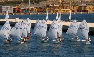 El tinerfeño Alfonso Fernández lidera la flota de 125 optimist El tinerfeño Alfonso Fernández lidera la flota de 125 optimist