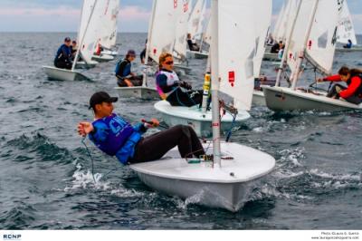 El viento complica el estreno de la Regata Audax Marina de vela ligera El viento complica el estreno de la Regata Audax Marina de vela ligera