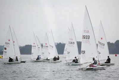 El viento se ausenta en la Ría de Betanzos y sólo puntúan los ILCA 7 en la primera jornada del Trofeo Concello de Sada El viento se ausenta en la Ría de Betanzos y sólo puntúan los ILCA 7 en la primera jornada del Trofeo Concello de Sada