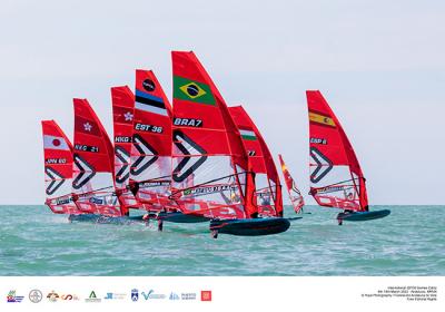 El ‘International iQFOil Games Cádiz’ ya tiene sus primeros líderes en la bahía gaditana El ‘International iQFOil Games Cádiz’ ya tiene sus primeros líderes en la bahía gaditana