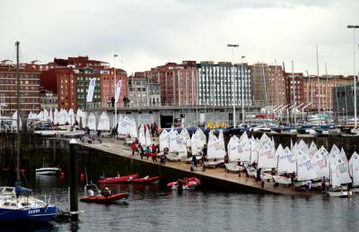 Falla el parte, sin viento ni pruebas en el 2º día de competición, de la Copa de España de Optimist que se disputa en Gijón. Falla el parte, sin viento ni pruebas en el 2º día de competición, de la Copa de España de Optimist que se disputa en Gijón.